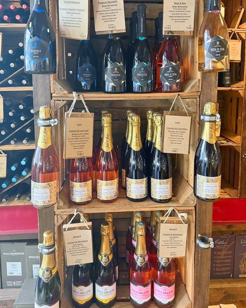 Regal mit Prosecco, Crémant und weiteren Schaumweinen