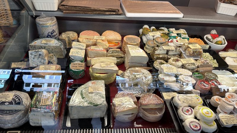Käsetheke mit Roquefort, Fourme d’Ambert, Gorgonzola, Blue Stilton und Ziegenkäse