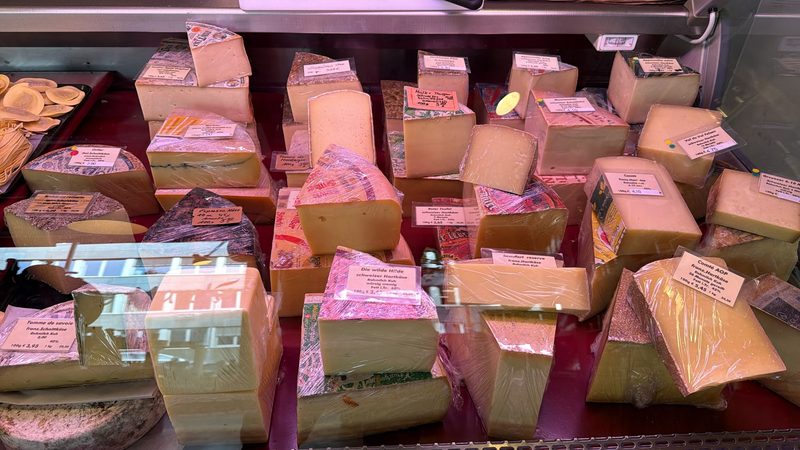 Käsetheke mit Hartkäse: Comté, Beaufort, Appenzeller, Gruyère und Schweizer Bergkäse