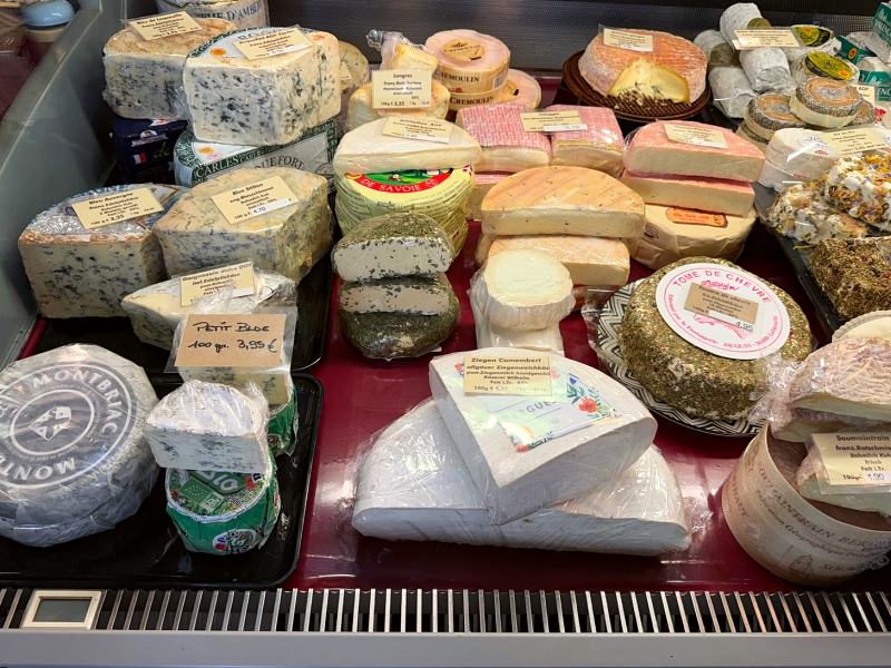 Käsetheke mit Ziegen-, Blauschimmel- und Weichkäse