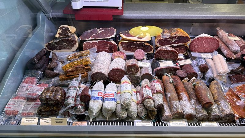 Salamitheke mit luftgetrocknetem Schinken, Salami, Chorizo und Salsiccia