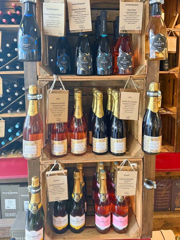 Regal mit Prosecco, Crémant und weiteren Schaumweinen