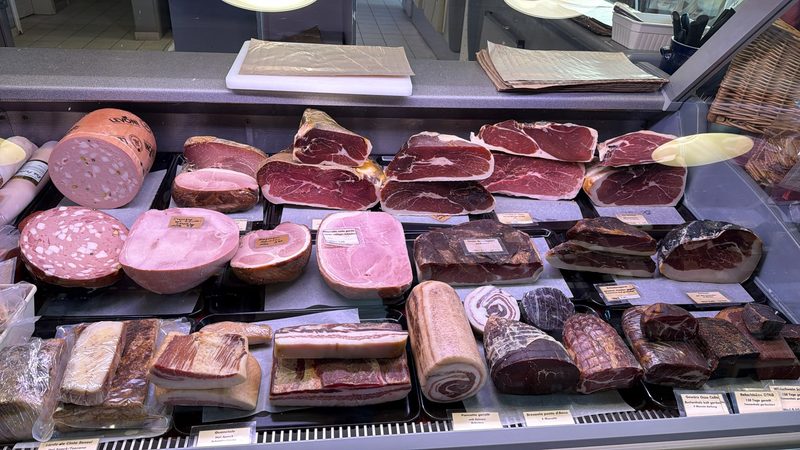 Theke mit Mortadella, gekochtem und luftgetrocknetem Schinken, Speck und Bresaola