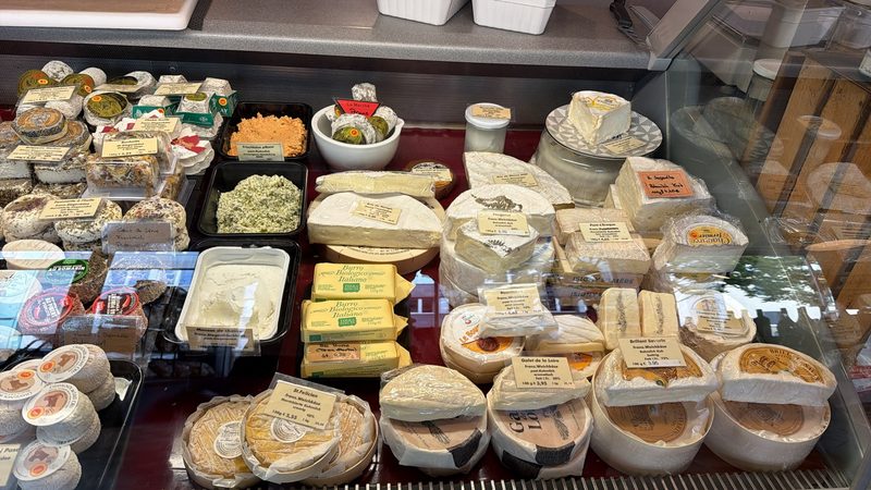 Käsetheke mit französischem Weichkäse: Brie, Pont-l’Évêque, Brillat-Savarin und Ziegenkäse