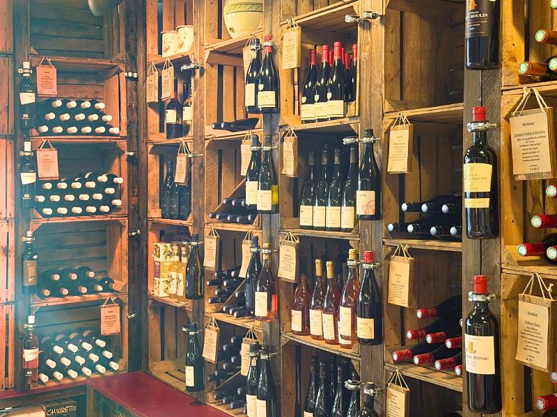 Weinregal aus Holzkisten mit Rot-, Rosé- und Weißweinen