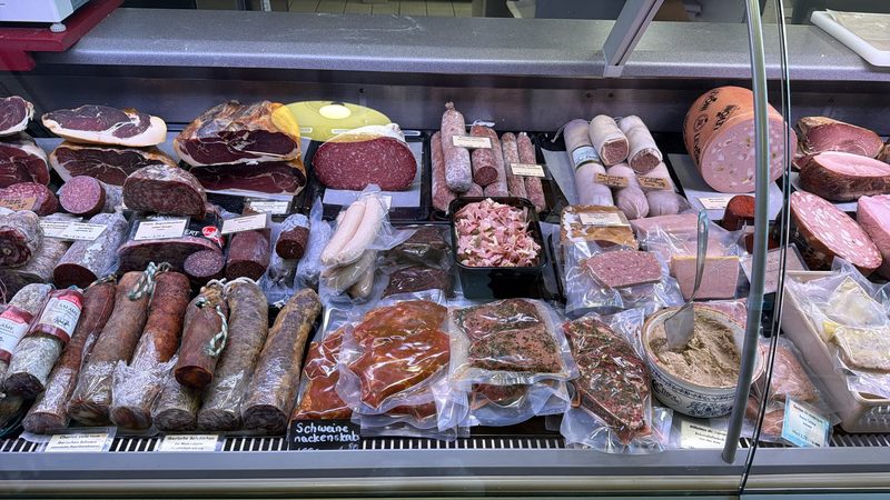 Theke mit Salami, Chorizo, Würsten, Rillettes und Terrine