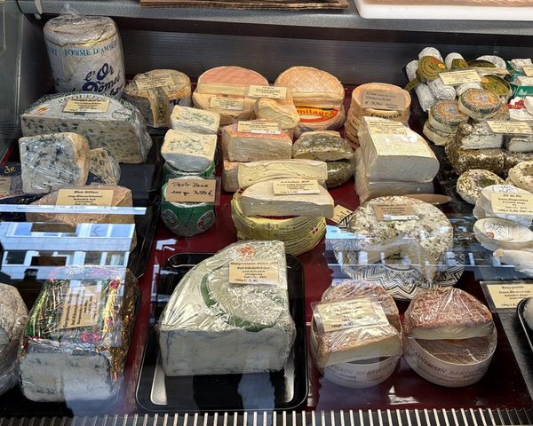 Käsetheke mit Blauschimmelkäse wie Roquefort, Blue Stilton und Gorgonzola dolce, dazu französischer Ziegenkäse