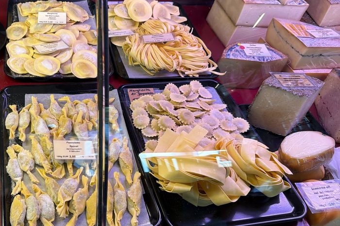 Frische Pasta in der Theke: gefüllte Ravioli, Fazzoletti, Tagliatelle und Pappardelle, daneben Käse