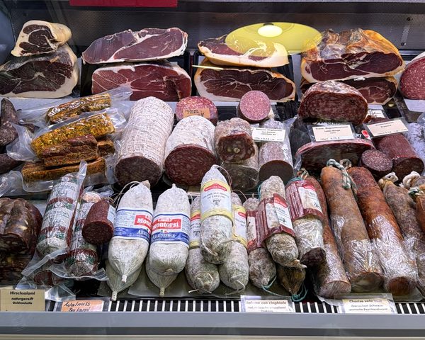 Salamitheke mit luftgetrocknetem Schinken, Salame Abruzzese, Trüffelsalami, Wildschweinsalami und Chorizo