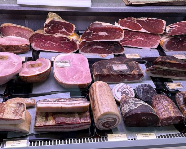 Schinkentheke mit Rohschinken, Kochschinken, Tiroler Bauernspeck, Pancetta und Bresaola