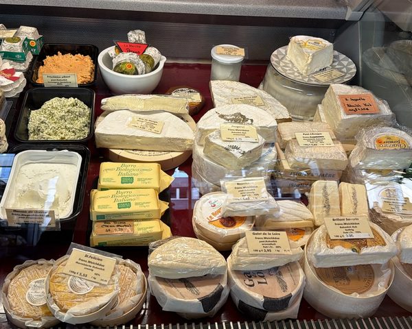 Käsetheke mit französischem Weichkäse: Brie, Pont-l’Évêque, Brillat-Savarin und Ziegenkäse